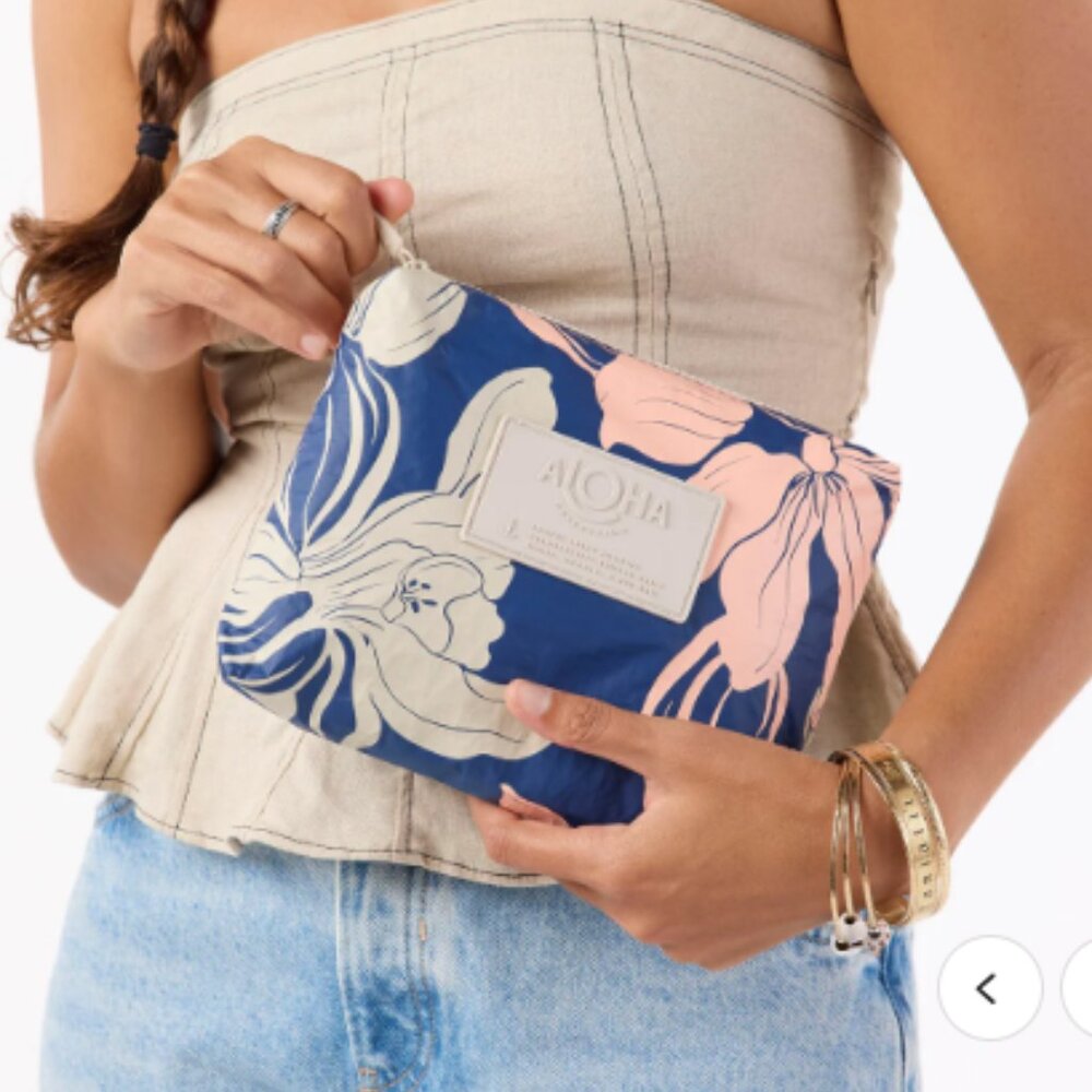 Small Pouch Hoaloha NWT ( SALE FINAL PRICE) Please no offers! - Picture 3 of 3